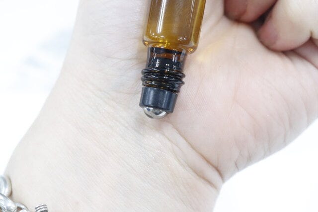 ダイソーの争奪戦になりそうなアロマ容器（ロールタイプ、香水遮光瓶、5mL、2個）