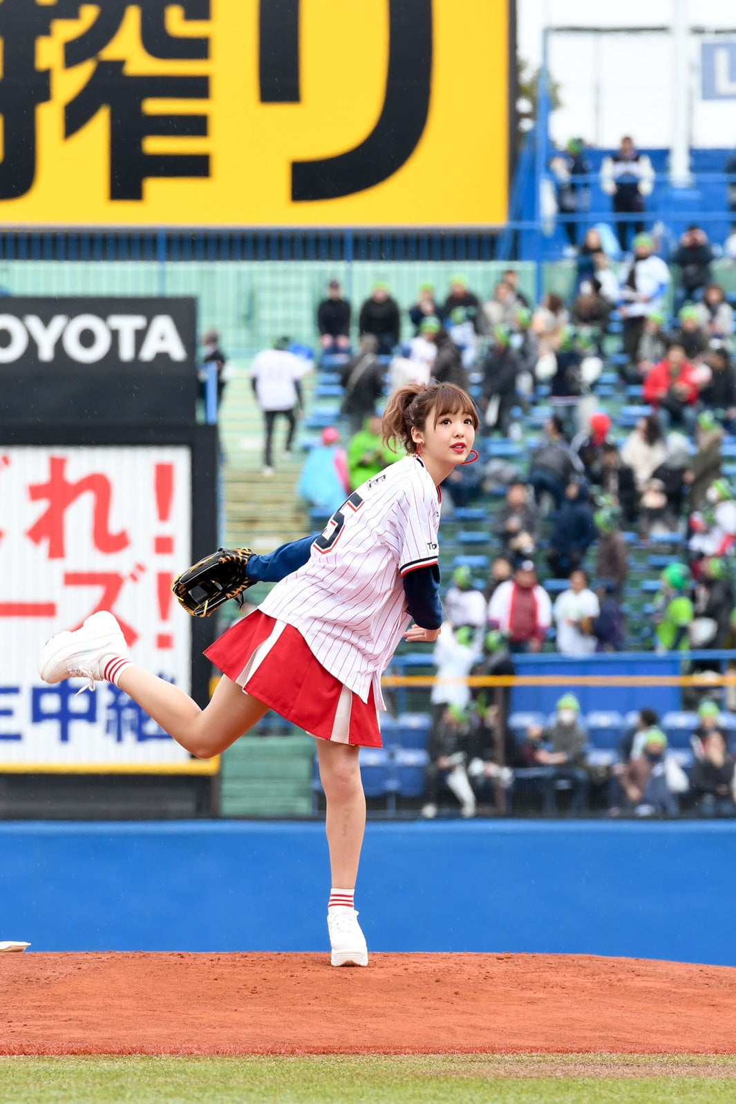 藤田ニコル、ミニスカユニフォームで初始球式「もう1回やりたい」