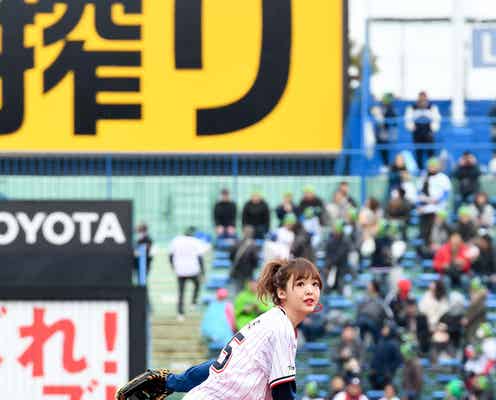藤田ニコル、ミニスカユニフォームで初始球式「もう1回やりたい」