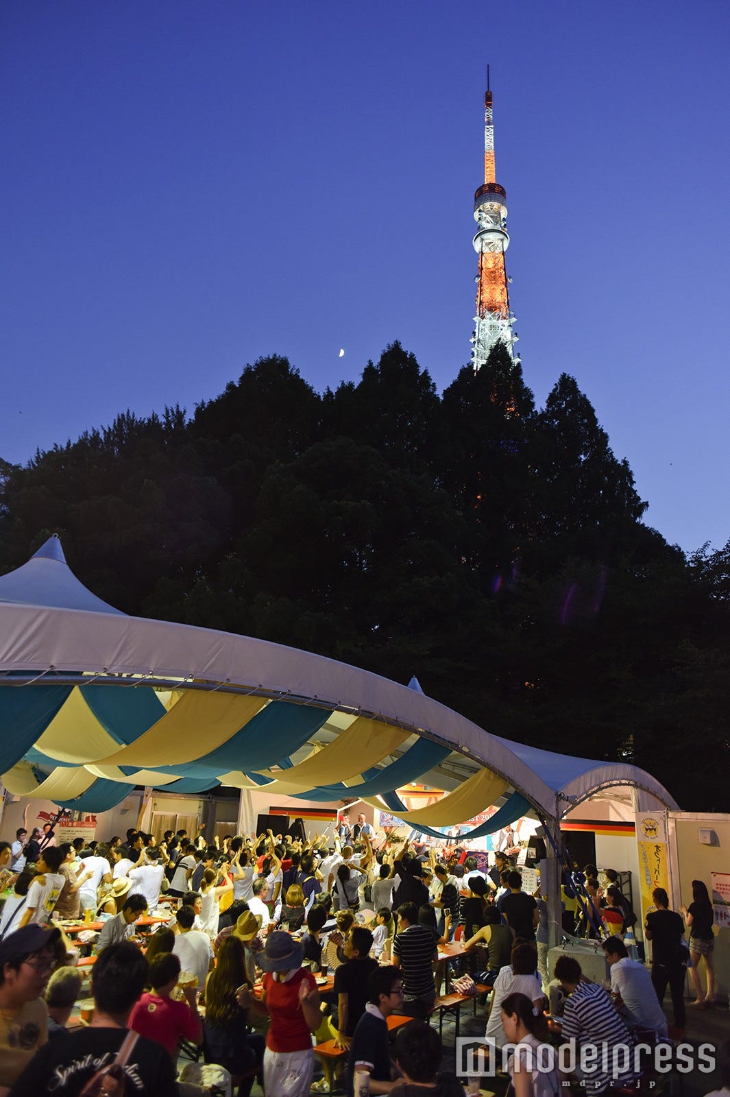 東京タワーを見上げて乾杯!“芝オクトーバーフェスト”開催