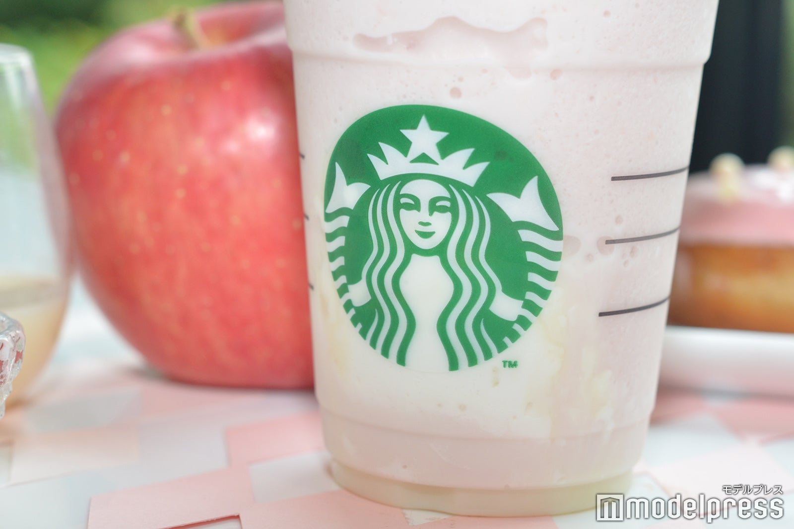 カップの中にもホイップクリームとホワイトモカソース （C）モデルプレス