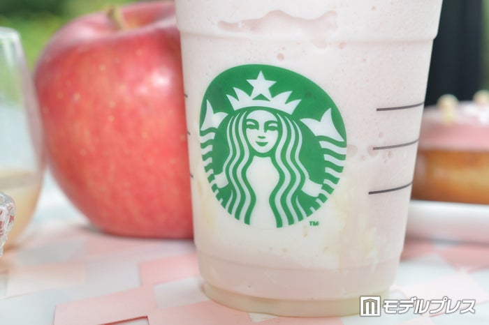 カップの中にもホイップクリームとホワイトモカソース (C)ビューティーガール