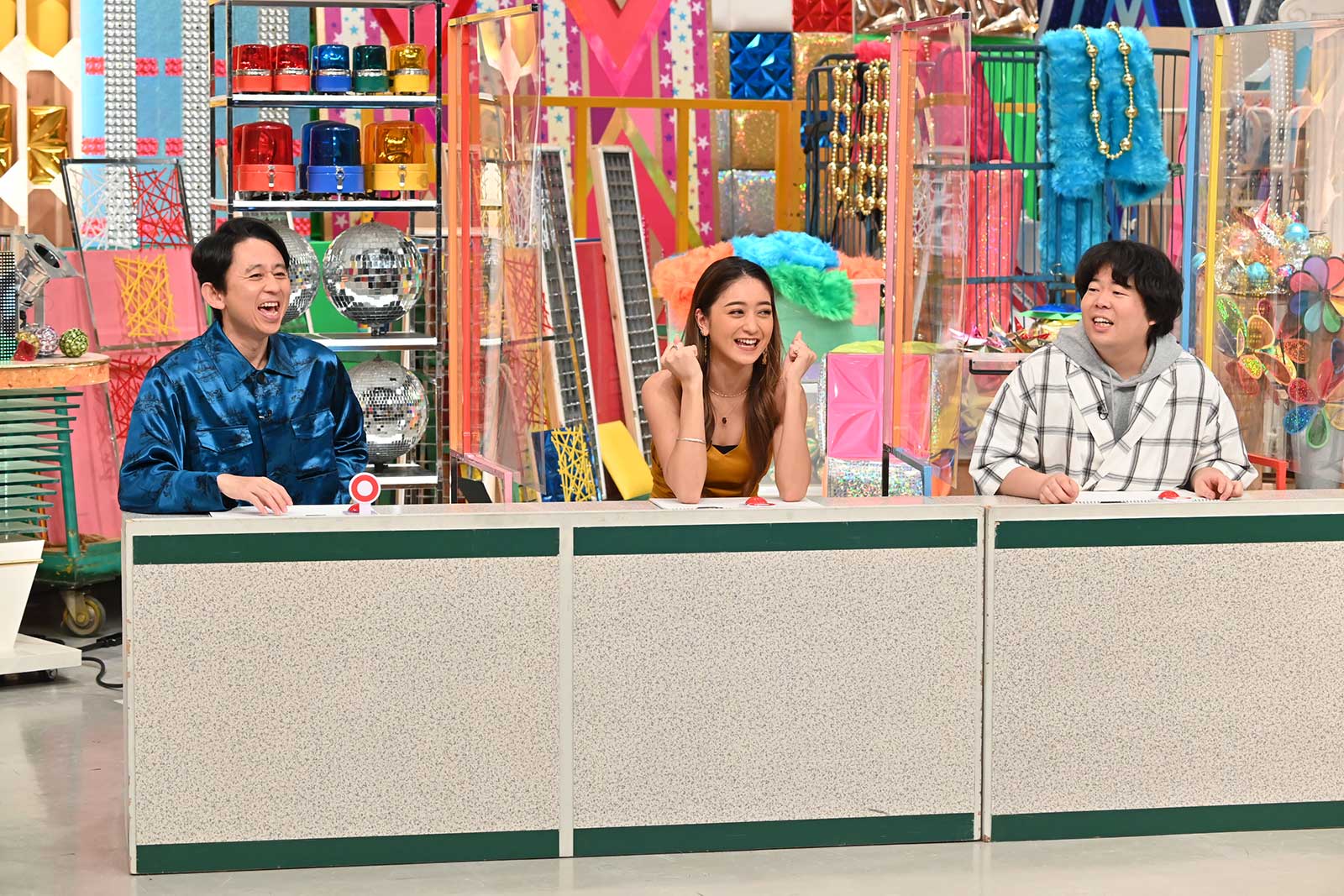 （左から）有吉弘行、みちょぱ、草薙航基（C）テレビ朝日