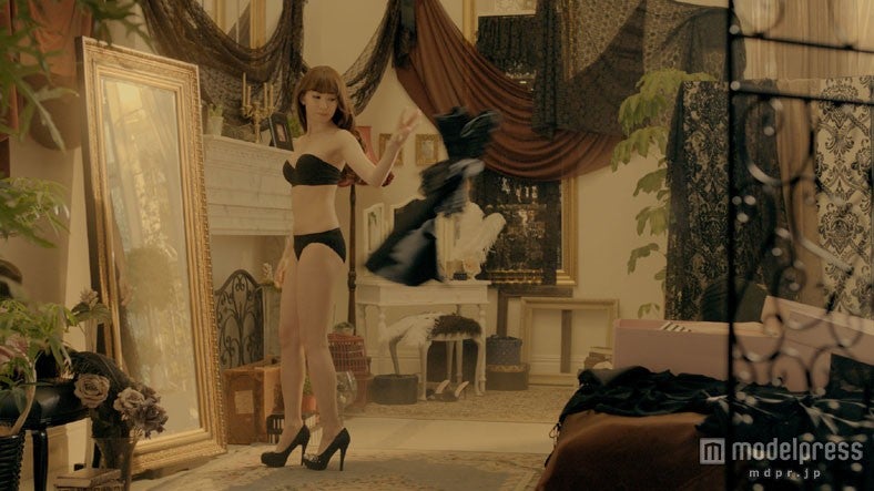 新CM「ワークブラ 小嶋陽菜」篇より