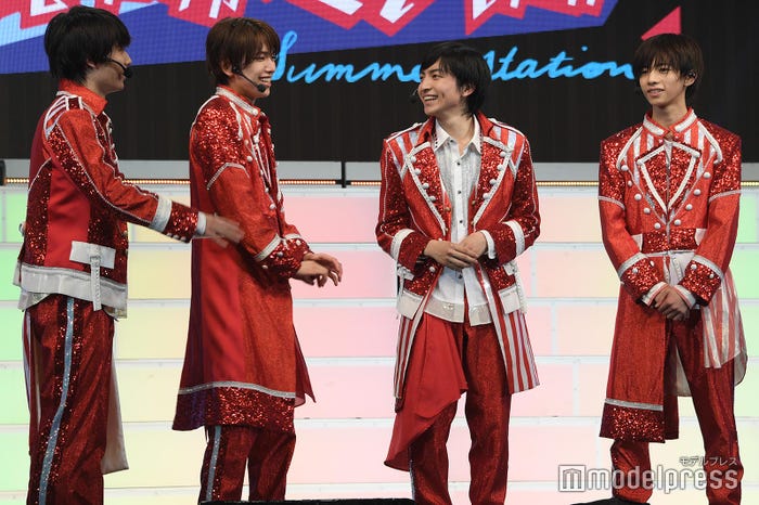 (左から)ツッコむ檜山光成、よく発言しボケた深田竜生、会見をまとめあげ“プロ”ぶりを発揮した川崎皇輝、兄たちを見守る田村海琉(C)モデルプレス