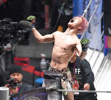 平本蓮の弟、平本丈が劇的逆転2回一本勝ち「もっと上にいく」アマチュア時代に黒星の飴山と壮絶打撃戦 KO負け危機から大逆転