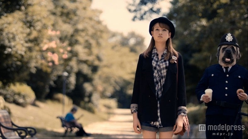 トリンドル玲奈／「E hyphen world gallery」新CM「犬の散歩」篇より