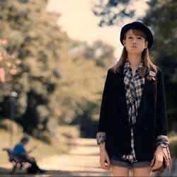 トリンドル玲奈/「E hyphen world gallery」新CM「犬の散歩」篇より