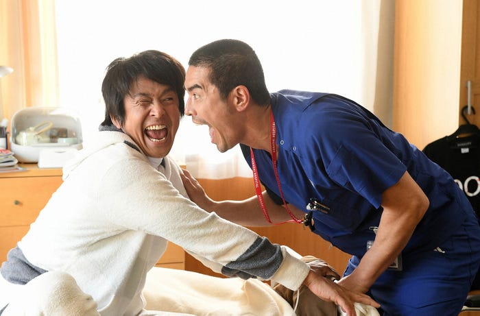 堀内健、伊藤英明/「病室で念仏を唱えないでください」第6話より(C)TBS