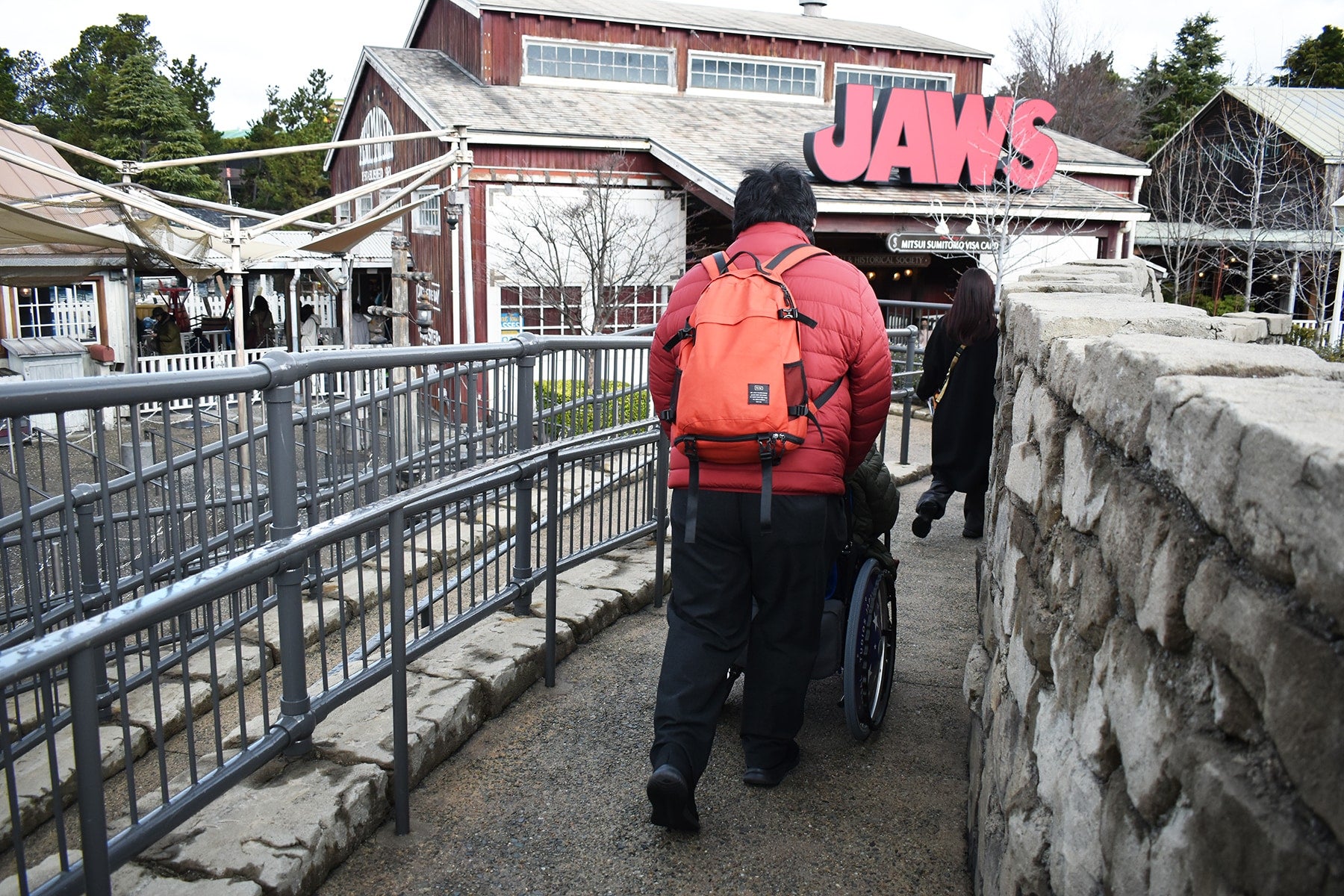 アトラクション「ジョーズ」の前の道。なるべく平らでゆるやかな道を選んで歩きましょう