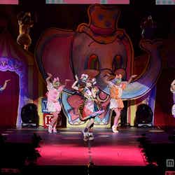 きゃりーぱみゅぱみゅが開催した「ドキドキワクワクぱみゅぱみゅレボリューションランド 2012」のライブ画像(写真:上飯坂一/Hajime kamiiisaka)