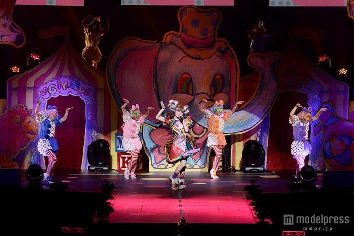 動物柄の生地をパッチワークしたアシンメトリードレスでパフォーマンス(写真:上飯坂一/Hajime kamiiisaka)