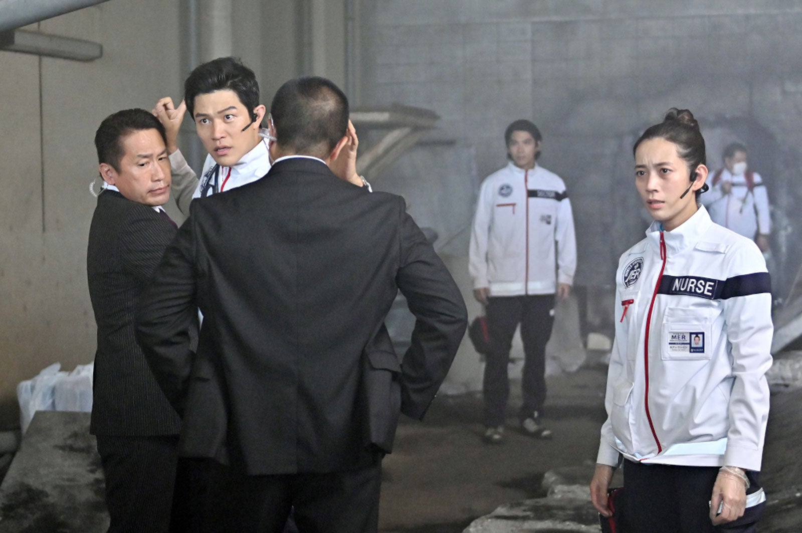 鈴木亮平、フォンチー（C）TBS