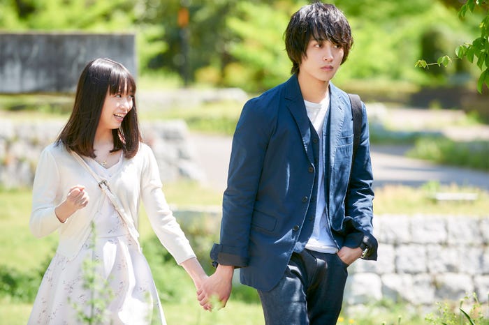 森川葵、佐藤寛太(C)2017「恋と嘘」製作委員会