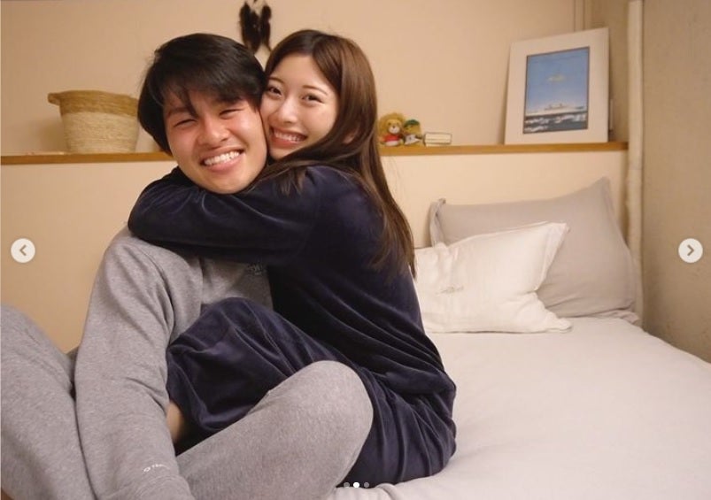 入籍発表の華金カップル、ベッドで密着ハグ「すっぴんも可愛すぎる妻」ラブラブショット公開