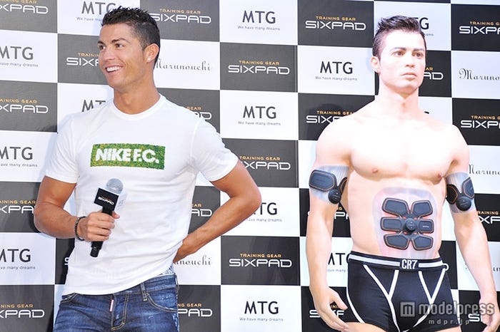 精巧な再現力にビックリ&興味津々のC・ロナウド