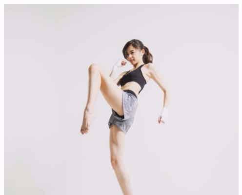 ”9等身モデル”朝比奈彩の圧巻美脚に反響「足ながすぎ」