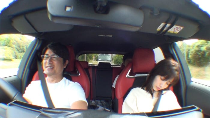 爆睡する田中みな実 (C)テレビ東京