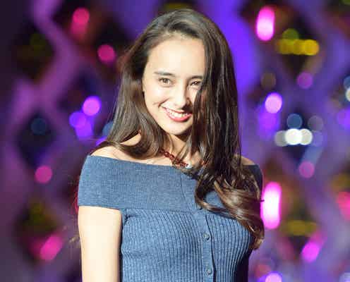 石田ニコルがトップバッター 美デコルテあらわな大人ガーリーコーデで登場