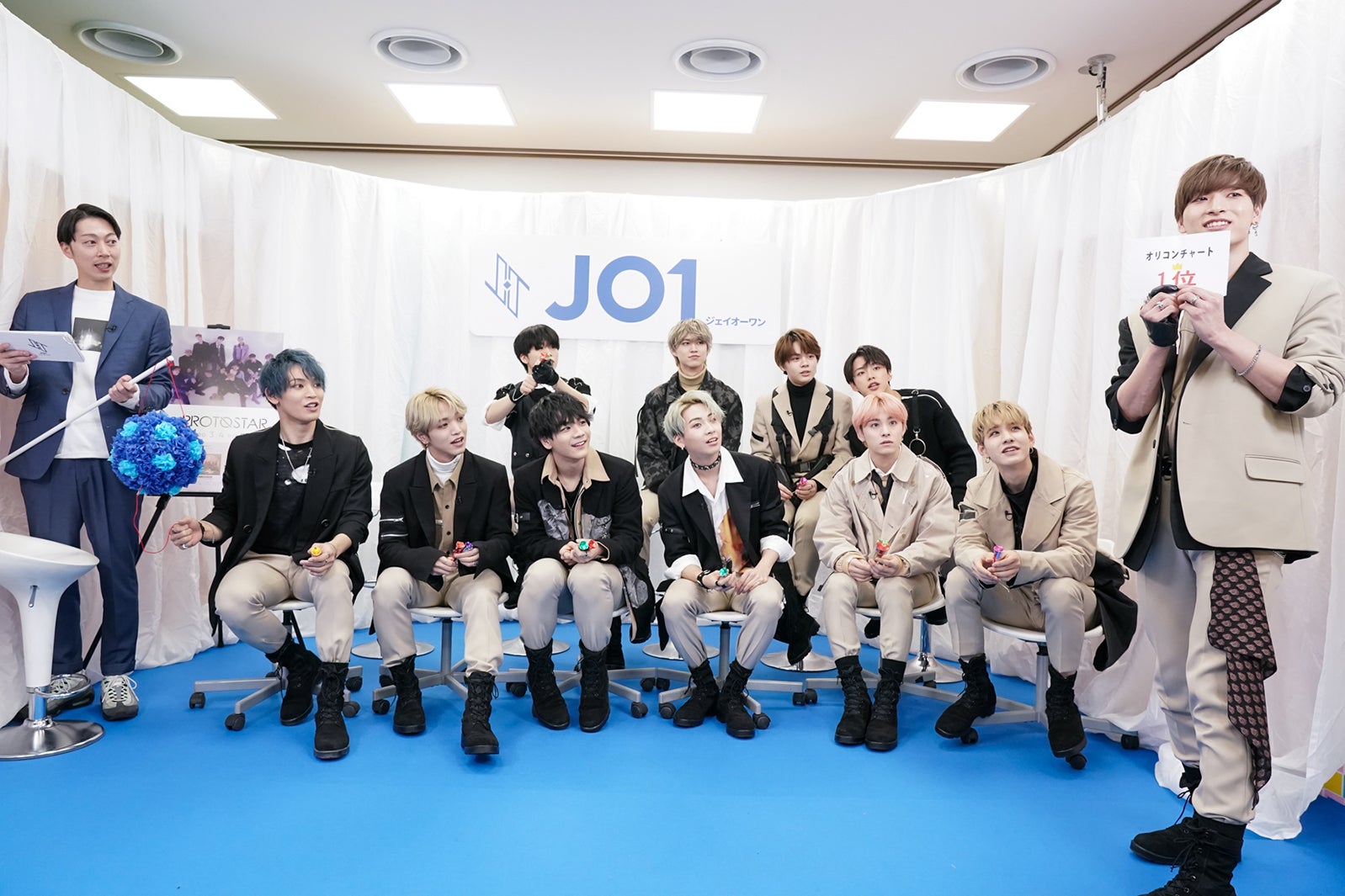 JO1／金城碧海（右）がチャート発表した瞬間（C）LAPONE ENTERTAINMENT 