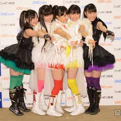 ももいろクローバーZ(左から:有安杏果、佐々木彩夏、百田夏菜子、玉井詩織、高城れに)