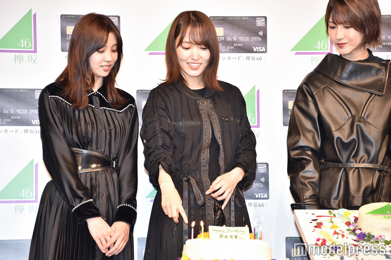 フォトセッション中もケーキが気になる菅井友香 （C）モデルプレス