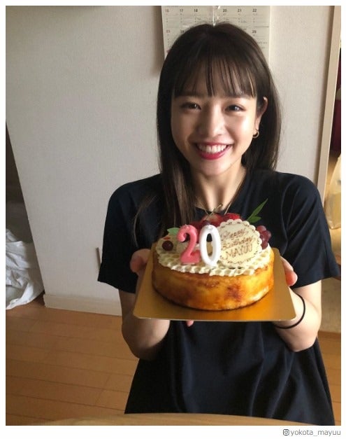 横田真悠、20歳バースデーで新木優子・三吉彩花らから祝福の声殺到