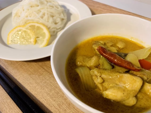レモンを添えた素麺と食材の入ったロイタイイエローカレー
