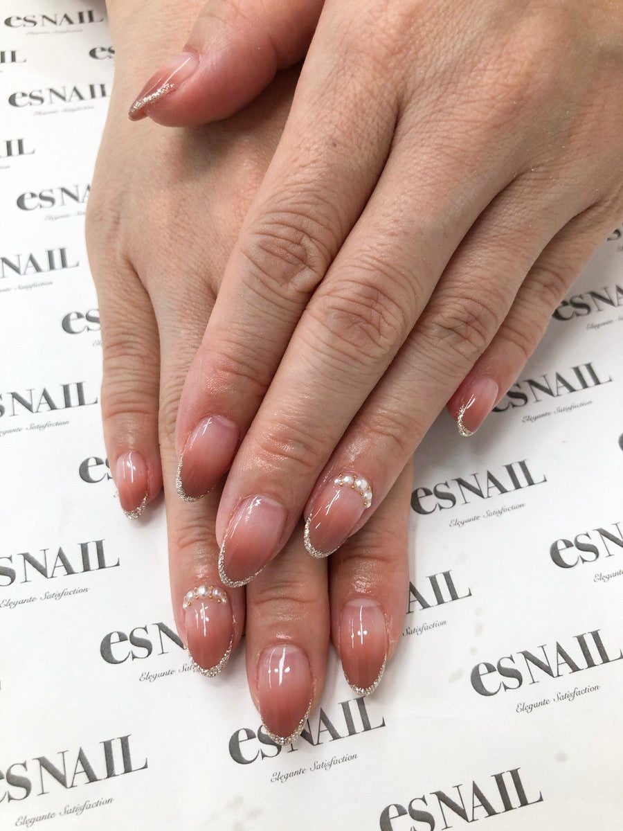 グラデーションネイルにゴールドのグリッターで華やかさをプラス ／画像提供：esNAIL