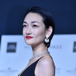 冨永愛、胸元ざっくり…! 美しいビンテージワンピース姿に反響「ガーリーなのに色っぽい」「素敵です」