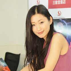 ファンと握手する壇蜜