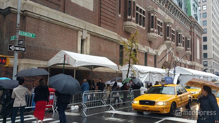 会場となるLexington Avenue Armory周辺。当日のニューヨークは雨模様/モデルプレス撮影