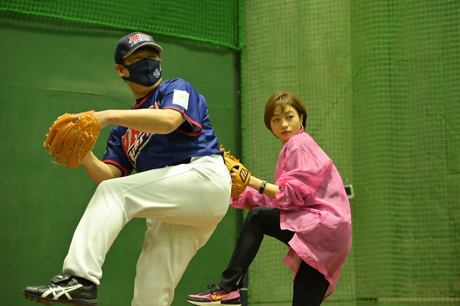 （右）石原さとみ（提供写真）