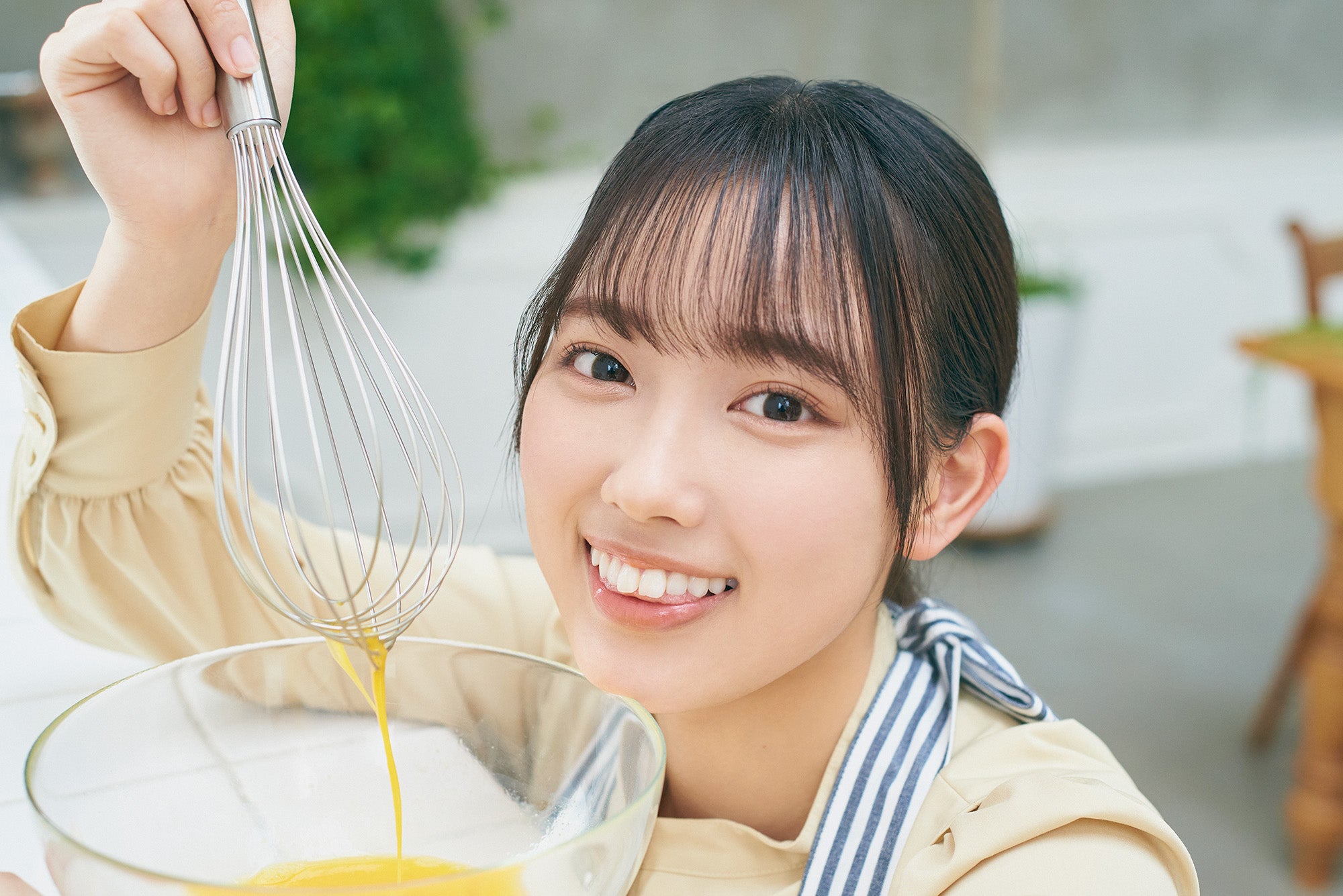 日向坂46清水理央、エプロン姿でキュートな“舌ペロ” 四期生の中