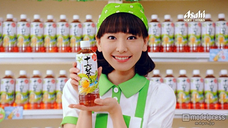 スーパーの店員に扮する新垣結衣