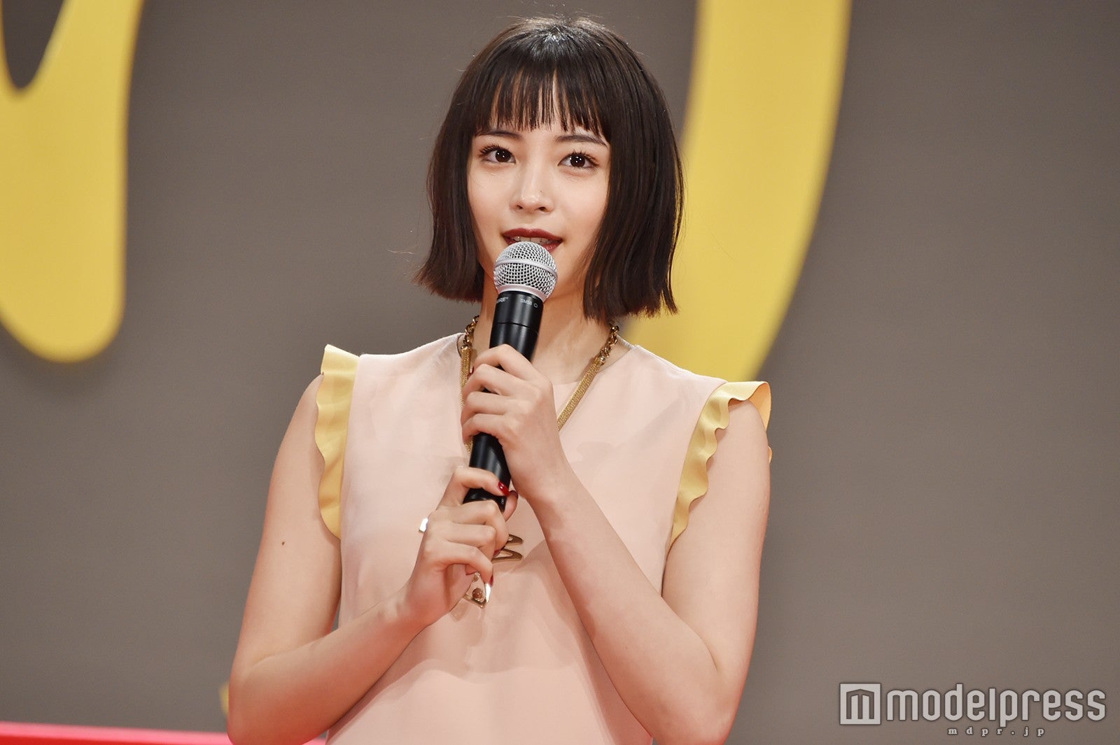 広瀬すずの登場に歓声　ミニワンピで美脚披露