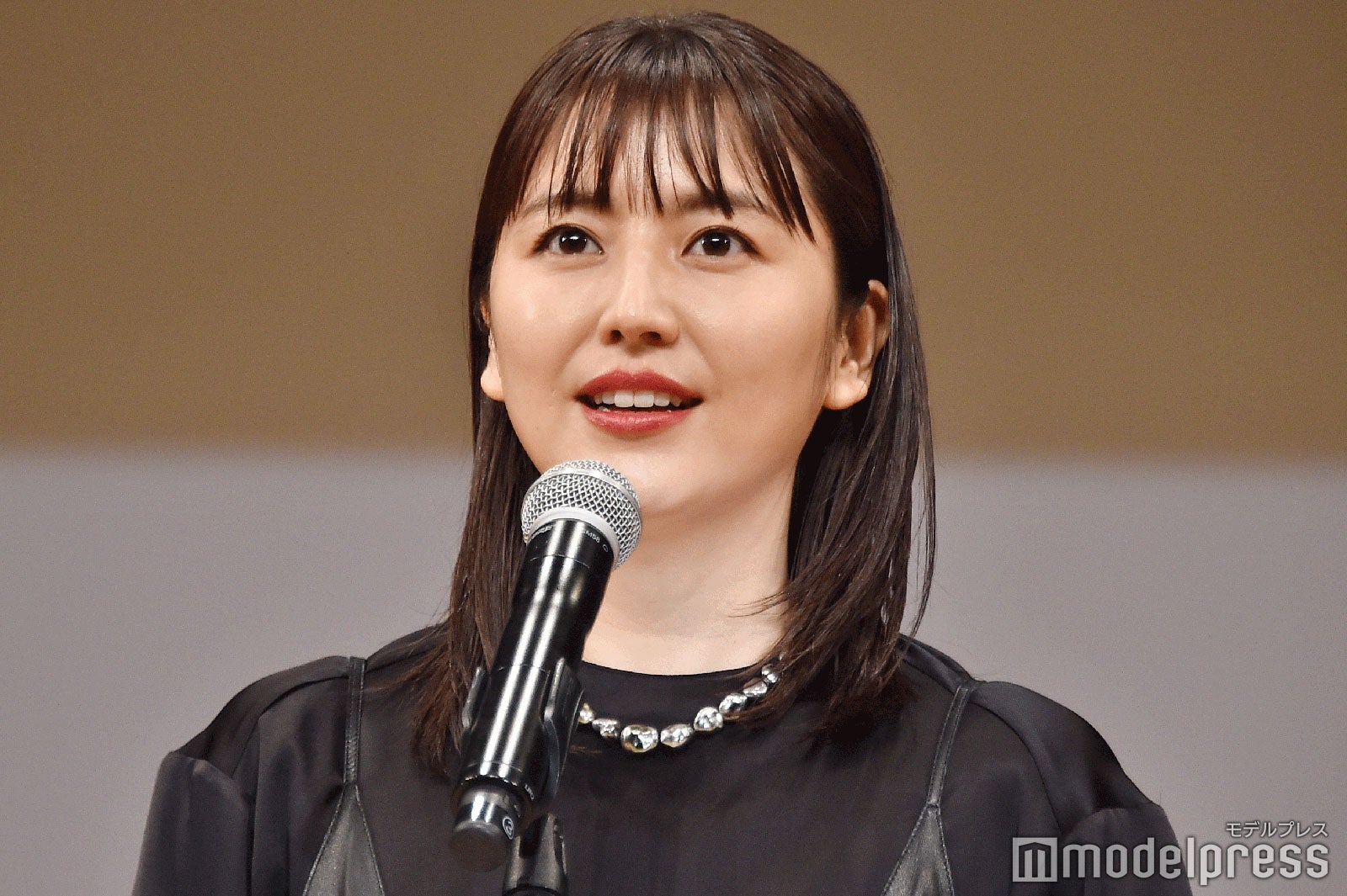 長澤まさみ ブラックコーデを引き立てる差し色リップの選び方 ヘアメイク分析 モデルプレス 長澤まさみ ブラックコーデを引き立てる差し色リップの選び方 ヘアメイク分析 モデルプレス