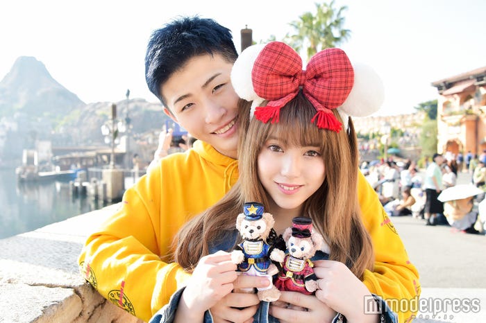 ダッフィーたちもクリスマス仕様に/モデル:ちゃんえな(中野恵那)&平本蓮(C)モデルプレス(C)Disney