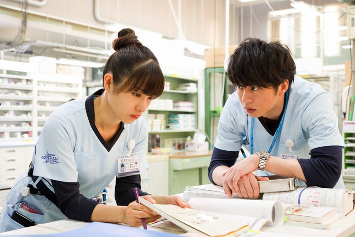 石原さとみ、田中圭/「アンサング・シンデレラ 病院薬剤師の処方箋」より(C)フジテレビ