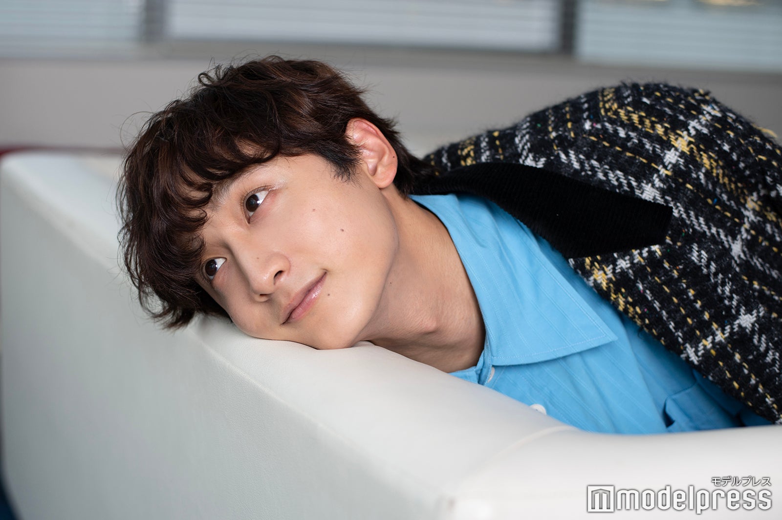 あざといポーズも流石にこなす小関裕太（C）モデルプレス