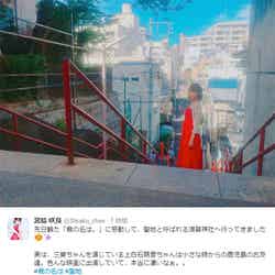 映画『君の名は。』の聖地・須賀神社を訪れたHKT48・宮脇咲良／Twitterより