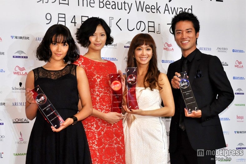 「The Best of Beauty 2012」を受賞した（左から）草刈麻有、榮倉奈々、優香、桐谷健太