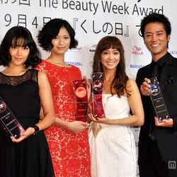「The Best of Beauty 2012」を受賞した（左から）草刈麻有、榮倉奈々、優香、桐谷健太