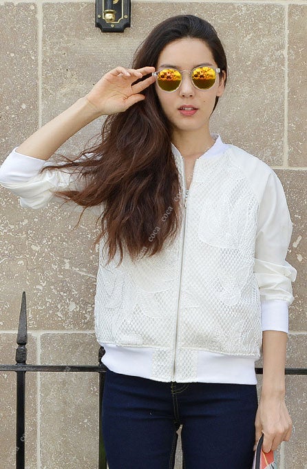 刺繍が個性的なメッシュレースブルゾン「coca」4,990円（税込）／画像提供：coca