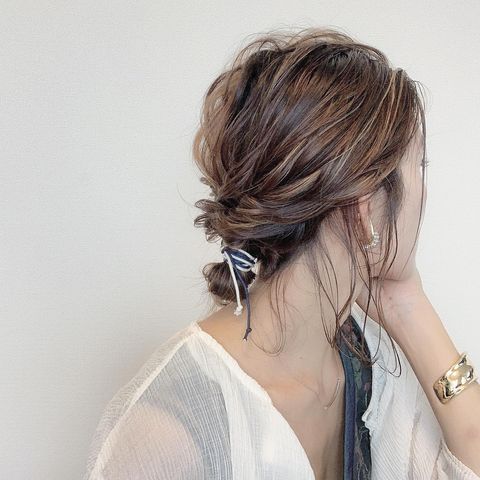 メガネに似合う簡単ヘアアレンジまとめ まとめ髪にも抜け感をプラス モデルプレス メガネに似合う簡単ヘアアレンジまとめ まとめ髪にも抜け感をプラス モデルプレス