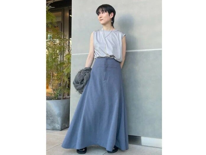 淡いブルーのトップスにくすみブルーのフレアスカートで涼やか 出典:WEAR