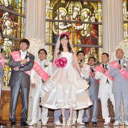 ゼクシィ6代目CMガール・松井愛莉(中央)