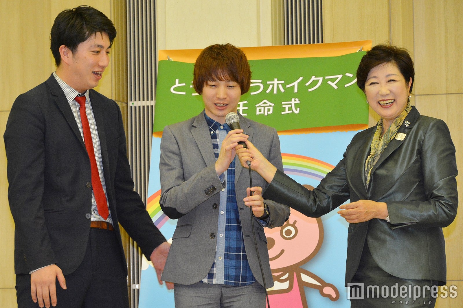 ランパンプスへマイクフォローをする小池百合子東京都知事 （C）モデルプレス