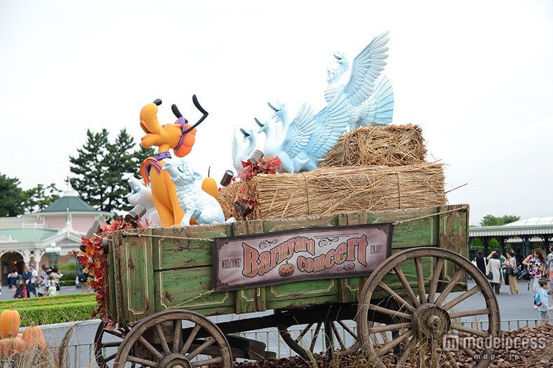 ハロウィーン・フェアに向かうドナルドたちがコンサートを開いているデコレーション