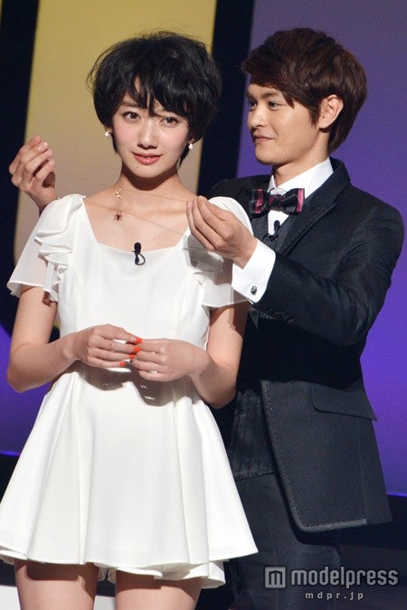 （左より）波瑠、瀬戸康史